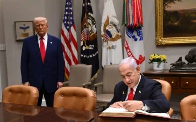 Le Premier ministre Benjamin Netanyahu signant le livre d'or à la Maison Blanche sous le regard du président américain Donald Trump, à Washington, le 7 avril 2025. (Crédit : Avi Ohayon/GPO)