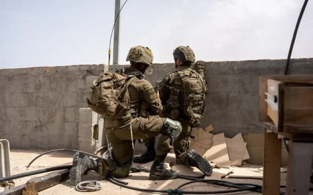 Des soldats de la brigade Golani interviennent dans le sud de Gaza, à Rafah, sur une photo distribuée le 11 avril 2025. (Armée israélienne)