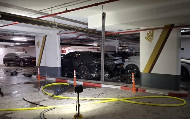 Une voiture calcinée qui aurait explosé, tuant un homme dans un parking, à Beer Sheva, le 29 avril 2025. (Crédit : Service d'incendie et de secours)