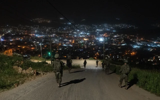 Les soldats de l'armée israélienne opèrent dans la ville de Naplouse, en Cisjordanie, sur une photo publiée le 9 avril 2025. (Crédit : Tsahal) Les soldats de l'armée israélienne opèrent dans la ville de Naplouse, en Cisjordanie, sur une photo publiée le 9 avril 2025. (Crédit : Tsahal)