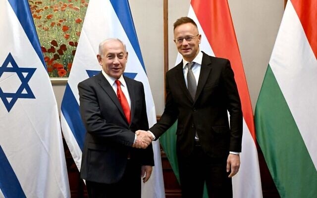 Le Premier ministre Benjamin Netanyahu et le ministre hongrois des Affaires étrangères Peter Szijjártó, à Budapest, en Hongrie, le 6 avril 2025. (Crédit : Avi Ohayon/GPO) Le Premier ministre Benjamin Netanyahu et le ministre hongrois des Affaires étrangères Peter Szijjártó, à Budapest, en Hongrie, le 6 avril 2025. (Crédit : Avi Ohayon/GPO)