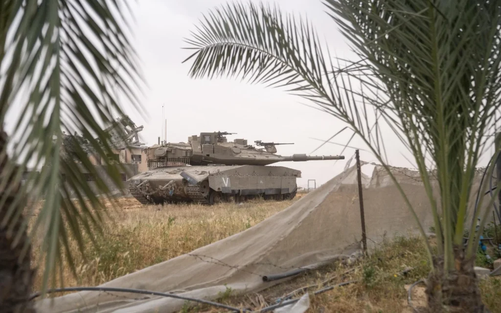 Des soldats de la Brigade Golani en train de mener des opérations dans la zone du Corridor Morag, dans la Bande de Gaza, dans une photo diffusée par l'armée le 17 avril 2025. (Crédit : Tsahal)