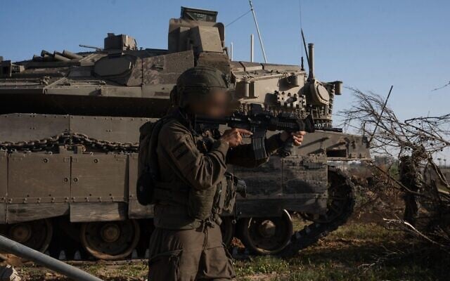 Un soldat de l'armée israélienne opérant dans le sud de la bande de Gaza, sur une photo publiée le 5 avril 2025. (Crédit : Armée israélienne) Un soldat de l'armée israélienne opérant dans le sud de la bande de Gaza, sur une photo publiée le 5 avril 2025. (Crédit : Armée israélienne)