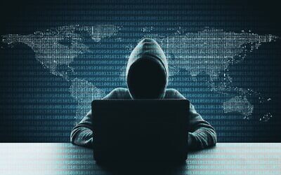 Photo d'illustration : pirate informatique utilisant un ordinateur portable sur fond de carte abstraite à code binaire. (Crédit : Peshkov/ iStock, par Getty Images)