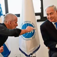 Le chef du Shin Bet, Ronen Bar (à gauche), et le Premier ministre Benjamin Netanyahu. (Crédit : Kobi Gideon / GPO)