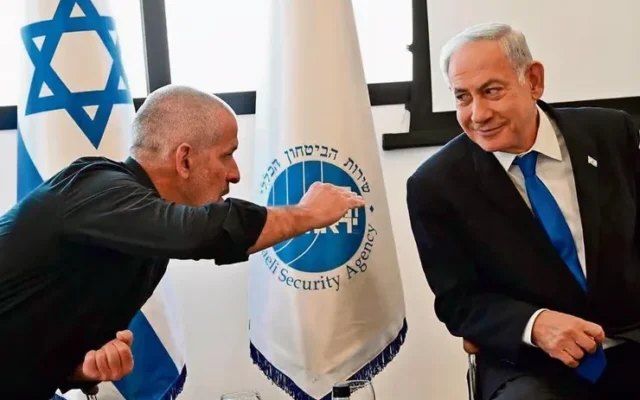 Le chef du Shin Bet, Ronen Bar (à gauche), et le Premier ministre Benjamin Netanyahu. (Crédit : Kobi Gideon / GPO) Le chef du Shin Bet, Ronen Bar (à gauche), et le Premier ministre Benjamin Netanyahu. (Crédit : Kobi Gideon / GPO)