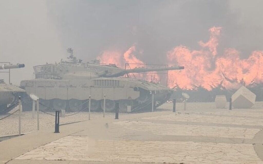 Un incendie fait rage près de chars hors service à Yad Lashiryon, le site et musée commémoratif du corps blindé, près de Latrun, à l'extérieur de Jérusalem, le 30 avril 2025. (Crédit : X / utilisé conformément à l'article 27a de la loi sur le droit d'auteur)