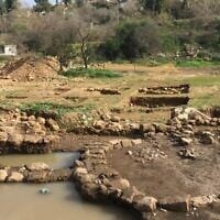Vestiges d'une grande colonie néolithique sur un sol alluvial dans la vallée de Motza près de Jérusalem. (Crédit : Amos Frumkin)