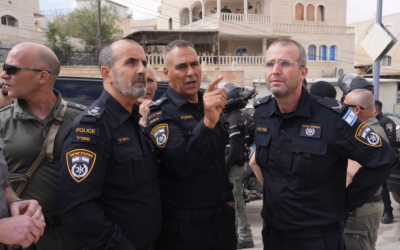 Le chef de la police israélienne Daniel Levy (à gauche) sur les lieux, au lendemain d'un violent affrontement entre des clans locaux rivaux, à Ararat an-Naqab, dans le sud d'Israël, le 10 avril 2025. (Crédit : Police israélienne)