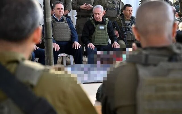 Le Premier ministre Benjamin Netanyahu rendant visite à des soldats à Gaza, le 15 avril 2025. (Crédit : Haïm Zach/GPO) Le Premier ministre Benjamin Netanyahu rendant visite à des soldats à Gaza, le 15 avril 2025. (Crédit : Haïm Zach/GPO)