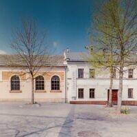 Le Centre juif d'Auschwitz à Oswiecm, en Pologne, accueille près de 1% des 2,3 millions de visiteurs annuels de l'ancien camp de concentration. (Autorisation du Centre juif d'Auschwitz via JTA)