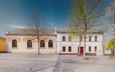 Le Centre juif d'Auschwitz à Oswiecm, en Pologne, accueille près de 1% des 2,3 millions de visiteurs annuels de l'ancien camp de concentration. (Autorisation du Centre juif d'Auschwitz via JTA)