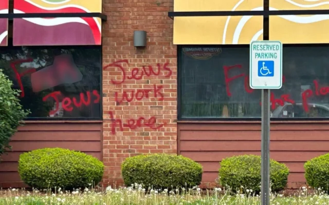Des tags antisémites sur la façade d'un restaurant Applebee's, dans la banlieue de Daytona, dans l'Ohio, le 27 avril 2025. (Crédit : April Dunn via JTA)