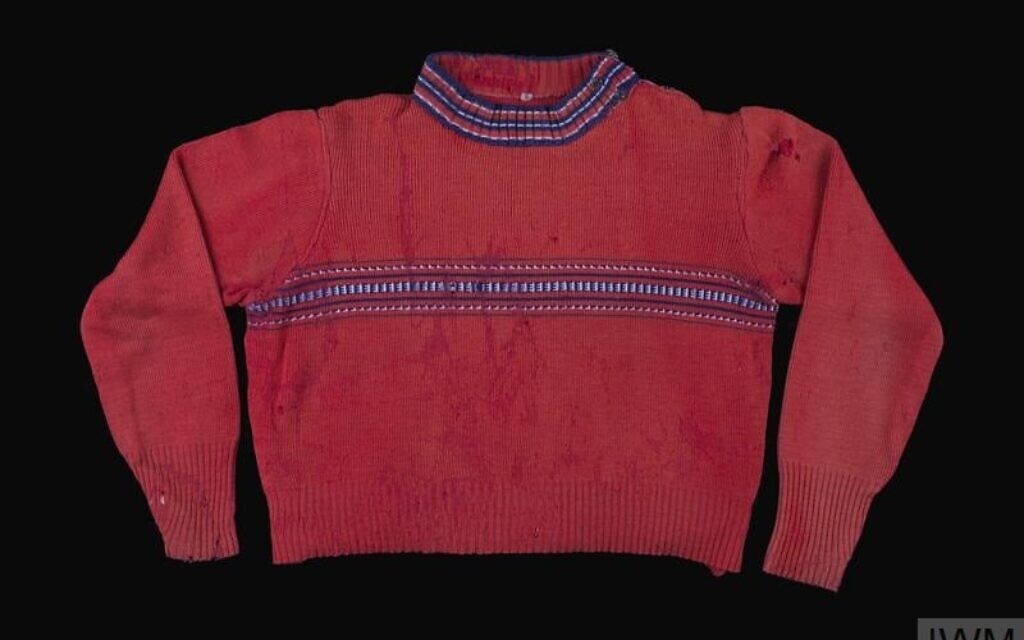 Pull pour enfant ayant appartenu à Jochewet « Jock » Heiden (née Heidenstein). Ses parents avaient acheté le même pull pour elle et ses deux petites sœurs. (Crédit : Imperial War Museums, image EPH 3909)