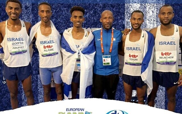 L'équipe israélienne de marathon masculin, médaillée d'or aux Championnats d'Europe d'athlétisme à Bruxelles, le 13 avril 2025. Gashau Ayale, Maru Teferl et Haïmro Alame ont respectivement terminé deuxième, troisième et quatrième de la compétition masculine, assurant la première place au classement général de l'équipe israélienne. (Crédit : Fédération israélienne d'athlétisme) L'équipe israélienne de marathon masculin, médaillée d'or aux Championnats d'Europe d'athlétisme à Bruxelles, le 13 avril 2025. Gashau Ayale, Maru Teferl et Haïmro Alame ont respectivement terminé deuxième, troisième et quatrième de la compétition masculine, assurant la première place au classement général de l'équipe israélienne. (Crédit : Fédération israélienne d'athlétisme)