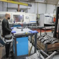 Photo d'illustration : Des machines dans une usine de fabrication de blindés, le 27 décembre 2023. (Crédit : Ministère de la défense)