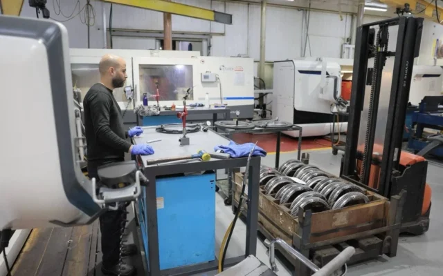 Photo d'illustration : Des machines dans une usine de fabrication de blindés, le 27 décembre 2023. (Crédit : Ministère de la défense) Photo d'illustration : Des machines dans une usine de fabrication de blindés, le 27 décembre 2023. (Crédit : Ministère de la défense)