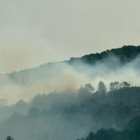 Un incendie dans les collines de Jérusalem, près de la ville de Bet Shemesh, le 18 avril 2025. (Crédit : Service des incendies et des secours)