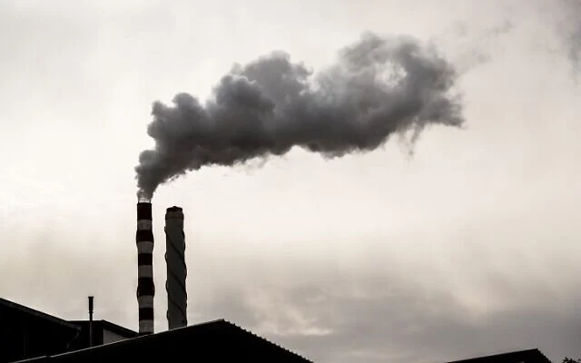 Le 28 décembre 2017, des villages bédouins non reconnus autour de la zone industrielle de Ramat Hovav, dans le sud d'Israël, souffrent de niveaux élevés de pollution de l'air provenant d'étangs d'évaporation et d'une centrale électrique de la Société d'électricité d'Israël. (Crédit : Yaniv Nadav/FLASH90) Le 28 décembre 2017, des villages bédouins non reconnus autour de la zone industrielle de Ramat Hovav, dans le sud d'Israël, souffrent de niveaux élevés de pollution de l'air provenant d'étangs d'évaporation et d'une centrale électrique de la Société d'électricité d'Israël. (Crédit : Yaniv Nadav/FLASH90)
