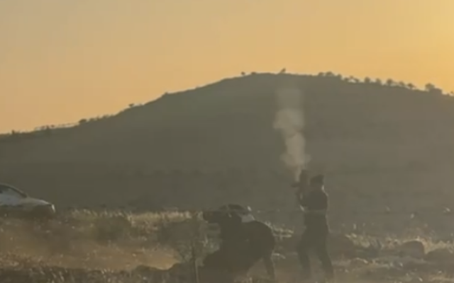 Des images montrent un homme - ce serait le coordinateur de la sécurité d'une implantation - tirer en l'air lors d'une confrontation avec des Palestiniens dans les collines du sud d'Hébron, le 17 avril 2025. (Capture d'écran : Asya Elias)