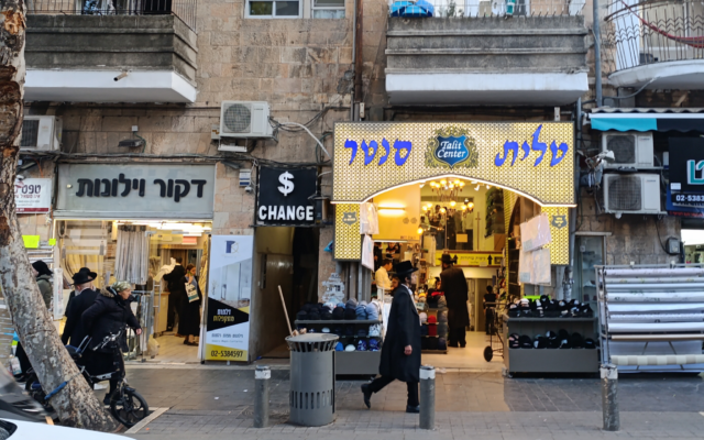 Dans le quartier de Geula à Jérusalem avant Pessah, le 11 avril 2025. (Crédit : Zev Stub/Times of Israel) Dans le quartier de Geula à Jérusalem avant Pessah, le 11 avril 2025. (Crédit : Zev Stub/Times of Israel)
