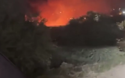 Un incendie se déclare dans une salle de mariage, qui aurait été allumé par des résidents d'implantations, dans le village de Bidya en Cisjordanie, le 8 avril 2025. (X ; utilisé conformément à la clause 27a de la loi sur le droit d'auteur)