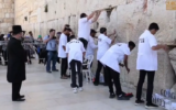 Le personnel de la Western Wall Heritage Foundation retire les notes et les messages du Mur des Lamentations avant la fête juive de Pessah, le 2 avril 2025. (Western Wall Heritage Foundation)