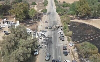 Des véhicules abandonnés sur la Route 232 après le massacre perpétré par le Hamas lors du festival de musique Nova près de Reïm, le 7 octobre 2023. (Crédit : South First Responders)