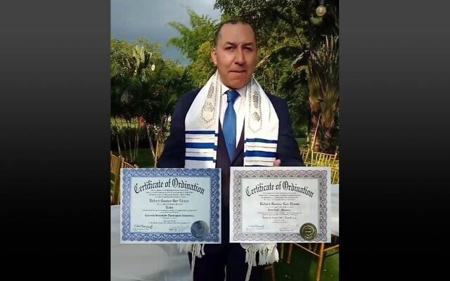 Le rabbin Richard Gamboa Ben-Eleazar, nouveau directeur des Affaires religieuses de Colombie, dans une vidéo publiée sur son Facebook, le 15 février 2025. Gamboa a qualifié Israël « d'État nazi » et le sionisme « d'hérésie ». (Capture d'écran Facebook via Richard Gamboa Ben-Eleazar) Le rabbin Richard Gamboa Ben-Eleazar, nouveau directeur des Affaires religieuses de Colombie, dans une vidéo publiée sur son Facebook, le 15 février 2025. Gamboa a qualifié Israël « d'État nazi » et le sionisme « d'hérésie ». (Capture d'écran Facebook via Richard Gamboa Ben-Eleazar)