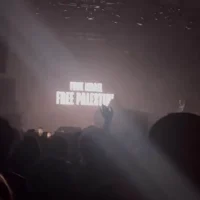Capture d'écran d'une vidéo du groupe irlandais Kneecap affichant des messages anti-israéliens et pro-palestiniens lors d'un concert au festival de musique de Coachella en Californie, le 19 avril 2025. (X. Utilisé conformément à l'article 27a de la loi sur le droit d'auteur)