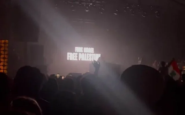 Capture d'écran d'une vidéo du groupe irlandais Kneecap affichant des messages anti-israéliens et pro-palestiniens lors d'un concert au festival de musique de Coachella en Californie, le 19 avril 2025. (X. Utilisé conformément à l'article 27a de la loi sur le droit d'auteur)