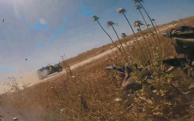 Des terroristes du Hamas ouvrent le feu sur un véhicule de l'armée israélienne près de Beit Hanoun, dans le nord de la bande de Gaza, le 19 avril 2025, sur des images diffusées par le groupe terroriste. (Capture d'écran : Telegram)