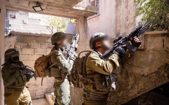 Des soldats de l'armée israélienne opèrent en Cisjordanie, sur une photo dont la publication a été autorisée le 3 avril 2025. (Crédit : Armée israélienne) Des soldats de l'armée israélienne opèrent en Cisjordanie, sur une photo dont la publication a été autorisée le 3 avril 2025. (Crédit : Armée israélienne)