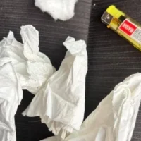 Des mouchoirs et un briquet trouvés en possession d'un homme soupçonné d'avoir provoqué l'incendie qui fait rage près de Jérusalem, le 30 avril 2025. (Crédit : Police israélienne)