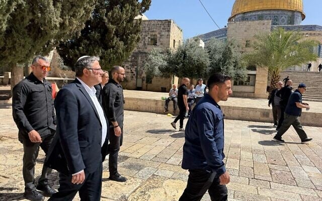 Le ministre de la Sécurité intérieure Itamar Ben Gvir (2e à gauche) sur le mont du Temple à Jérusalem, le 2 avril 2025 (Otzma Yehudit) Le ministre de la Sécurité intérieure Itamar Ben Gvir (2e à gauche) sur le mont du Temple à Jérusalem, le 2 avril 2025 (Otzma Yehudit)
