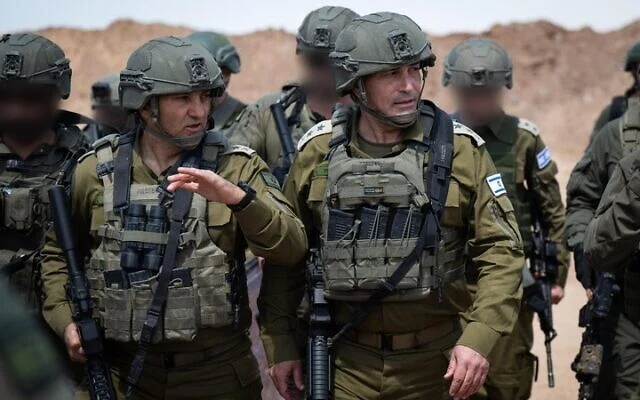 Le chef d'État-major de Tsahal, le lieutenant-général Eyal Zamir (à droite), et le chef du Commandement sud, le général de division Yaniv Asor, dans le quartier de Shejaiya, à Gaza, le 15 avril 2025. (Armé israélienne) Le chef d'État-major de Tsahal, le lieutenant-général Eyal Zamir (à droite), et le chef du Commandement sud, le général de division Yaniv Asor, dans le quartier de Shejaiya, à Gaza, le 15 avril 2025. (Armé israélienne)