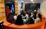 Des étudiants écoutent des témoignages issus du projet « Dimensions in Testimony » de la USC Shoah Foundation lors de l'exposition « We Are White Plains », une exposition sur la Shoah conçue par Common Circles, au printemps 2023. (Autorisation)