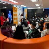 Des étudiants écoutent des témoignages issus du projet « Dimensions in Testimony » de la USC Shoah Foundation lors de l'exposition « We Are White Plains », une exposition sur la Shoah conçue par Common Circles, au printemps 2023. (Autorisation)