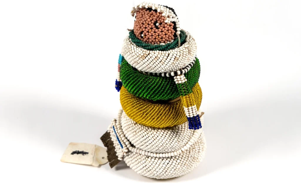 Une poupée de la fertilité en perles d'Afrique du Sud, exposée dans « Africa Calling », au Musée d'art de Haïfa jusqu'au 3 janvier 2025. (Crédit : Yvgeny Idel)