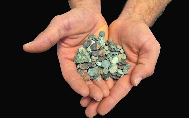 Des pièces de monnaie pillées saisies au domicile d'un habitant de Dimona soupçonné de trafic illégal d'antiquités, le 21 avril 2025. (Crédit : Yoli Schwartz/Autorité des antiquités d'Israël)