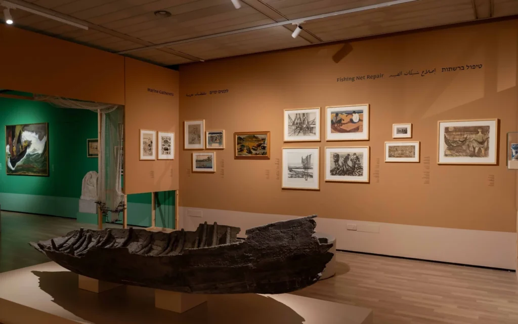 « Pêcheurs et poissons », au Musée maritime de Haïfa jusqu'en février 2026. (Crédit : Yvgeny Idel)
