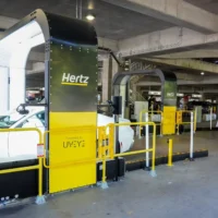 Une voiture de location de l'entreprise Hertz est scannée par le système d'inspection de la startup israélienne UVeye. (Autorisation)