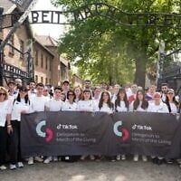 Des membres de la délégation TikTok 2024 à la Marche des Vivants en Pologne (Cmedia)