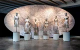 Extrait de « Héroïnes », exposition sur la mode en temps de guerre au Holon Design Museum, à partir d'avril 2025 (Crédit Elad Sarig)