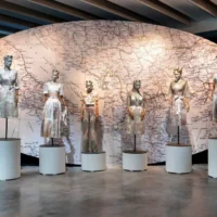 Extrait de « Héroïnes », exposition sur la mode en temps de guerre au Holon Design Museum, à partir d'avril 2025 (Crédit Elad Sarig)