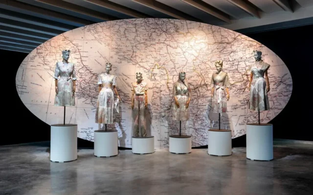 Extrait de « Héroïnes », exposition sur la mode en temps de guerre au Holon Design Museum, à partir d'avril 2025 (Crédit Elad Sarig)