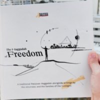 « La Haggadah de la liberté » produite par le Forum des otages pour Pessah 2025 avec des textes de membres de la famille des otages (Avec l'aimable autorisation du Forum des otages)