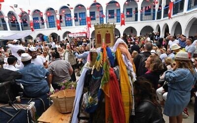 Des Juifs rassemblés à la synagogue de la Ghriba, dans l'île méditerranéenne de Djerba, en Tunisie, lors du premier jour du pèlerinage annuel à la synagogue, le 2 mai 2018. (Crédit : Fethi Belaïd/AFP)