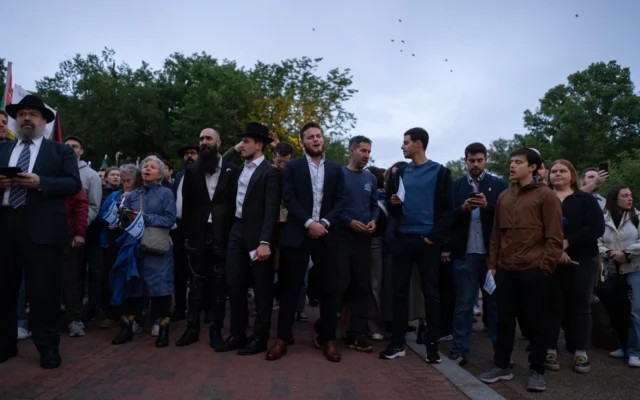 Rassemblement devant la Maison Blanche, à Washington, le 22 mai 2025. (Crédit : Luke Tress / Times of Israel)