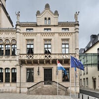 L'immeuble de la Chambre des députés, le parlement luxembourgeois, à Luxembourg-ville, le 10 novembre 2009. (Crédit : Cayambe / CC BY-SA 3.0)